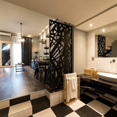 Oinoelia Luxury & *